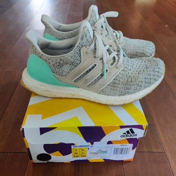 Adidas Ultra Boost US5 - Picture 1 of 6